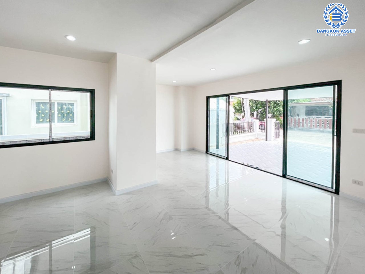 *****บ้านเดี่ยวมือสอง ม.วราภิรมย์ สุขาภิบาล5 หลังมุม เนื้อที่ 88.1 ตร.ว. ฟังก์ชัน 3 ห้องนอน 3 ห้องน้ำ จอดรถได้ 2 คัน บนทำเลเชื่อมต่อหลายเส้นทาง ถ.รามอินทรา ถ.สายไหม และถ.พหลโยธิน ใกล้สนามบินดอนเมือง ทางด่วน "รามอินทรา" และรถไฟฟ้าสายสีเขียว "สถานีสายหยุด"